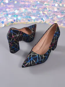 Detalle de zapatos de salón negros con purpurina y bordados geométricos vibrantes