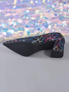 Primer plano de elegantes zapatos de tacón ancho con motivos geométricos vivos