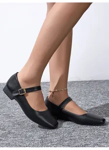 Detalle de elegantes zapatos Mary Jane negros retro con punta cuadrada y tacón bajo.