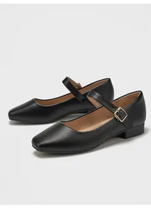 Vista lateral de zapatos Mary Jane negros clásicos con tacones bajos gruesos
