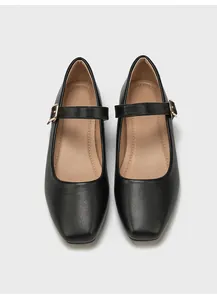 Vista superior de zapatos Mary Jane vintage negros de punta cuadrada con correa de hebilla.