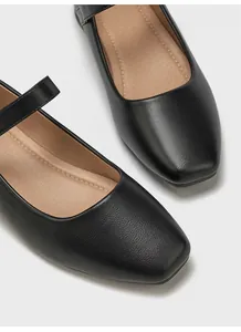 Primer plano de zapatos Mary Jane negros con punta cuadrada y textura de cuero sintético