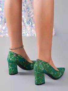 Detalle de zapatos de tacón ancho verde brillante con un patrón geométrico de colores en modelo