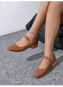 Vista detallada de los zapatos Mary Jane retro marrones con punta cuadrada y tacón