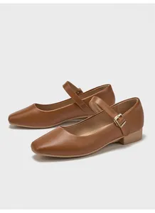 Vista lateral de zapatos Mary Jane marrones con punta cuadrada y tacón de bloque