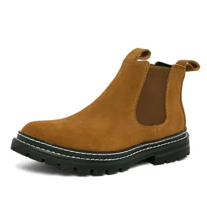 Bottines Chelsea marron pour homme en daim avec semelle robuste et panneaux élastiques.