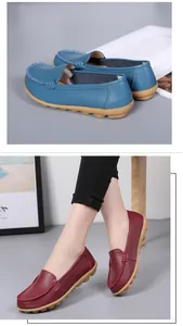 Κοντινό πλάνο από μαλακά δερμάτινα μοκασίνια σε μπλε και μπορντό με σόλες