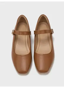 Vista superior de zapatos Mary Jane marrones de punta cuadrada con correa y hebilla elegante