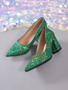 Elegantes salones de purpurina verde con bordados geométricos y tacón alto grueso