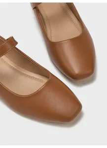 Primer plano de zapatos Mary Jane marrones vintage con punta cuadrada y cuero mate