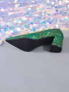 Vista detallada de zapatos de tacón bloque verdes con brillo y patrones