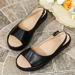 Elegantes sandalias slingback negras con puntera abierta y una cómoda suola de plataforma