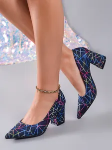 Detalle de elegantes zapatos de tacón bloque con bordado geométrico de colores para fiesta