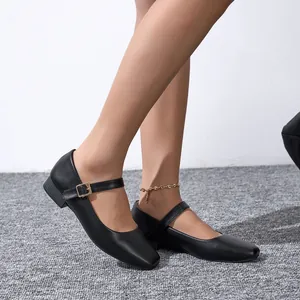 Zapatos Mary Jane vintage de punta cuadrada con tacón de bloque bajo y correa al tobillo.