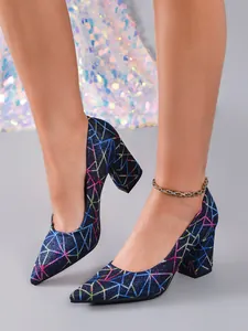 Vista detallada de zapatos de tacón ancho azul marino con líneas geométricas neón.