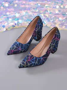 Elegantes salones de tacón ancho con motivos geométricos coloridos para fiestas de gala.