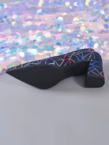 Primer plano de tacones de bloque azul marino con vibrantes patrones geométricos
