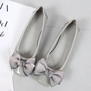 Eleganti ballerine grigie a punta quadrata con un grande fiocco di seta per le donne