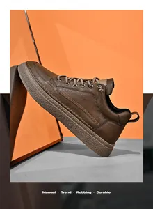 Detailansicht der braunen handgefertigten Herren-Lederschuhe mit weichen Sohlen
