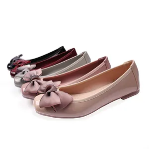 Eleganti scarpe basse con fiocco da donna in vari colori con finitura lucida