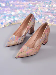 Vista detallada de elegantes zapatos de salón con punta fina y tacón bloque brillante