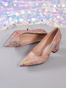 Primer plano de zapatos de salón brillantes champagne con coloridos patrones geométricos.
