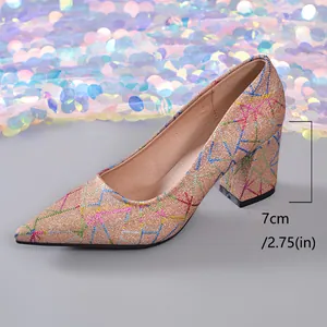 Vista detallada de los elegantes zapatos de tacón bloque con purpurina de 7 cm de altura