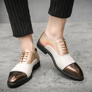 Dettaglio di scarpe moda uomo stile inglese con finitura metallica e pannelli bianchi