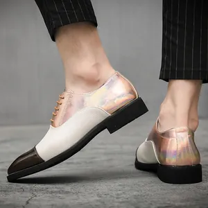 Dettaglio di scarpe da uomo stile British iridescenti con pannelli bianchi traforati