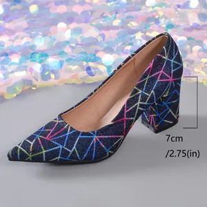 Vista lateral de elegante zapato con tacón de 7cm y un patrón bordado multicolor