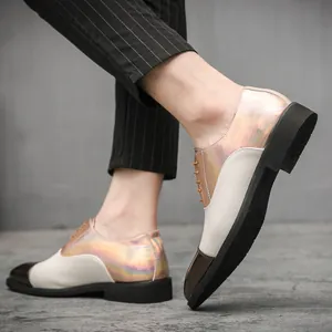Dettaglio ravvicinato di scarpe oxford da uomo patchwork iridescenti con punta metallica
