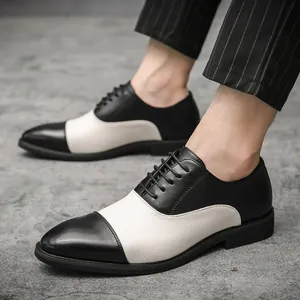 Dettaglio ravvicinato di scarpe stringate da uomo in pelle bicolore bianco e nero stile inglese