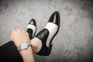 Dettaglio di eleganti scarpe stringate da uomo bicolore in pelle stile britannico