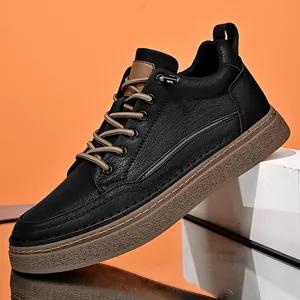 Modische Herren-Sneaker aus schwarzem Weichleder mit braunen Schnürsenkeln und weicher Sohle