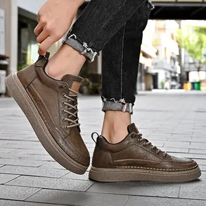 Handgefertigte braune Herren-Leder-Sneaker mit weicher, bequemer Sohle für draußen