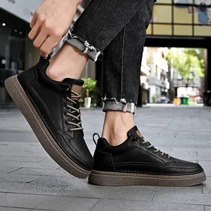Handgefertigte Herren-Sneaker aus schwarzem weichem Leder mit dicken Komfortsohlen