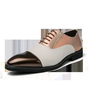 Vista dettagliata delle scarpe oxford da uomo in stile britannico tricolore metallizzato
