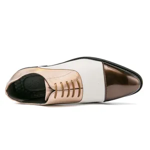 Primo piano di scarpe Oxford da uomo tricolore in stile britannico con punta arrotondata.