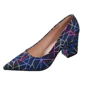 Elegante marineblauwe glitter hakken met kleurrijk geometrisch patroon en blokhak