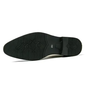 Primo piano della suola in gomma antiscivolo di scarpe eleganti da uomo con trama