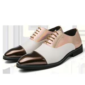 Vista dettagliata delle scarpe Oxford da uomo in oro rosa iridescente e marrone