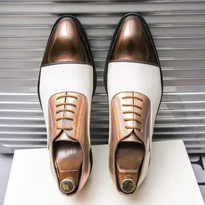 Vista dall'alto di eleganti scarpe eleganti da uomo in stile inglese bronzo e bianco.