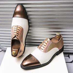 Dettaglio di scarpe Oxford da uomo bicolore in bronzo metallizzato e pelle bianca traforata