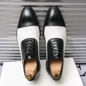 Vista dall'alto di scarpe Oxford da uomo bicolore bianco e nero in stile britannico