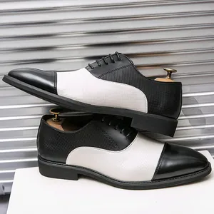 Vista laterale dettagliata delle scarpe da uomo bicolore bianco e nero stile