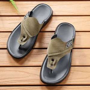 Draufsicht auf trendige Herren-Flip-Flops mit olivfarbenen Riemen auf Holzlatten