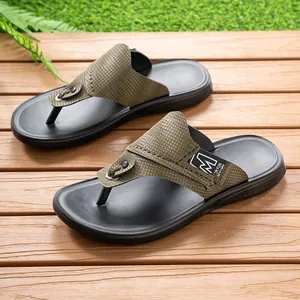 Detail der Herren Outdoor Flip-Flops mit khakifarbenem Muster und M-Label.