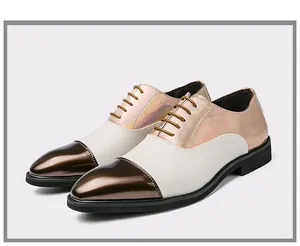 Vista dettagliata delle scarpe eleganti da uomo tricolore con texture iridescente