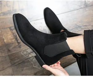 Nahaufnahme von schwarzen Chelsea-Boots aus Wildleder mit praktischen Gummizügen