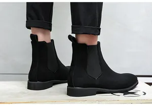 Detailansicht von schwarzen Chelsea-Boots für Herren aus Wildleder mit spitzer Zehenpartie.
